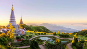 Vista panorámica de un templo tailandés en la montaña al amanecer, representando la cultura y tradiciones donde aprender sobre las propinas en Tailandia es esencial para los viajeros.