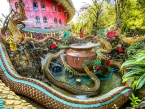 Interior del Templo del Dragón en Bangkok, mostrando el recorrido dentro del dragón gigante.
