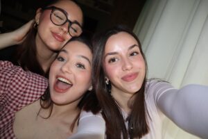 Silvia, Elsa y Natalia posando juntas y sonriendo en un selfie tomado en un interior.