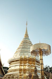 Pagoda dorada del Wat Phra That Doi Suthep brillando bajo un cielo despejado en Chiang Mai, Tailandia.