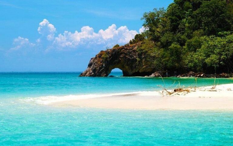 Vista aérea de Lonely Beach en Koh Chang, Tailandia, con playa de arena blanca, aguas turquesas y exuberante vegetación tropical.