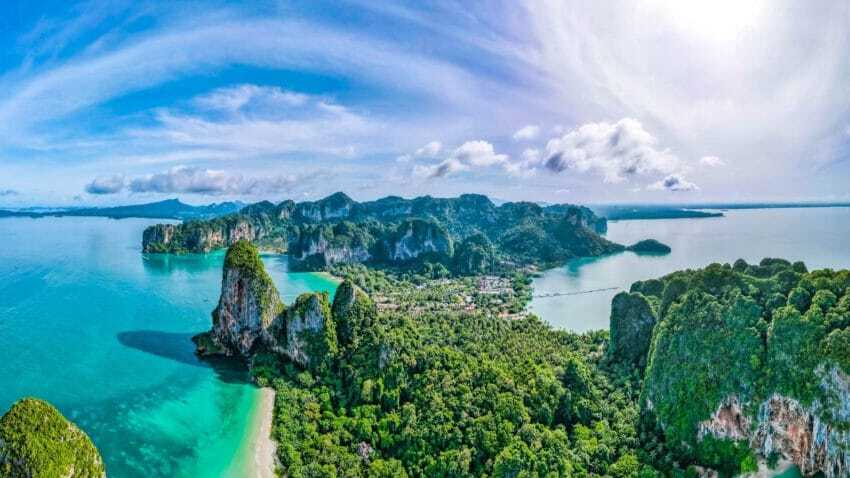 Vista panorámica desde Railay View Point en Krabi, Tailandia, con acantilados de piedra caliza, selva y aguas turquesas.​