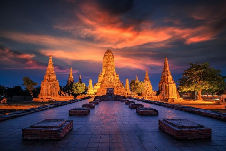 Templo Wat Chaiwatthanaram iluminado al atardecer en Ayutthaya, Tailandia.