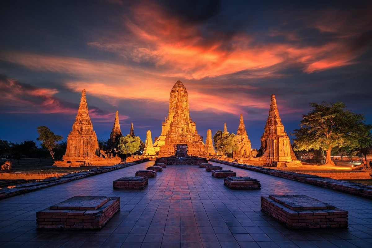 Templo Wat Chaiwatthanaram iluminado al atardecer en Ayutthaya, Tailandia.