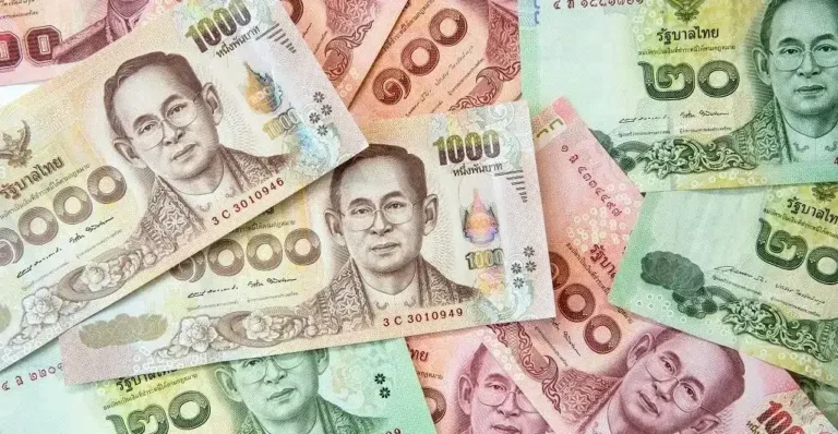 Billetes de baht tailandés usados para propinas en Tailandia