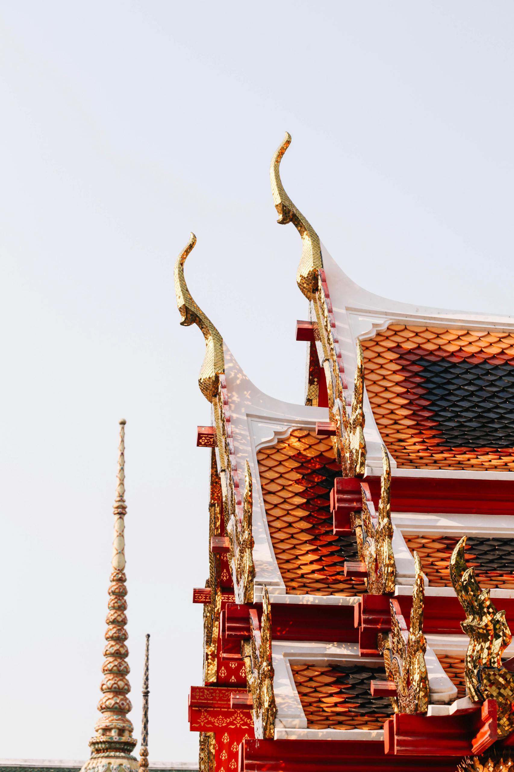 Detalles de la arquitectura Tai en un templo en Tailandia